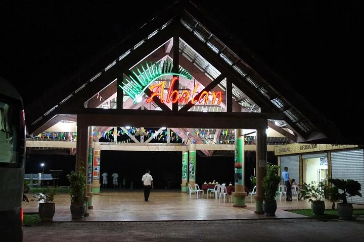 Entrée du centre d'accueil de la rivière Abatan illuminée la nuit